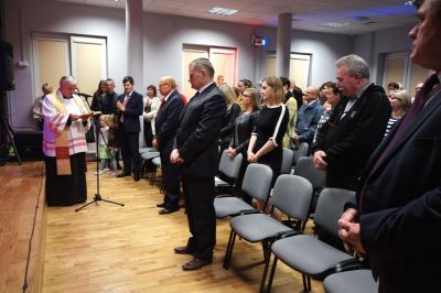 Poświęcenie nowego budynku przez Ks. proboszcza